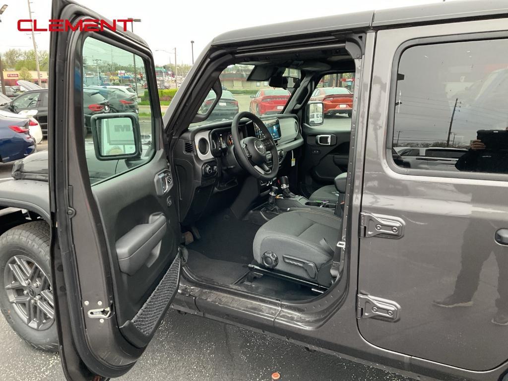 new 2025 Jeep Wrangler car, priced at $43,013
