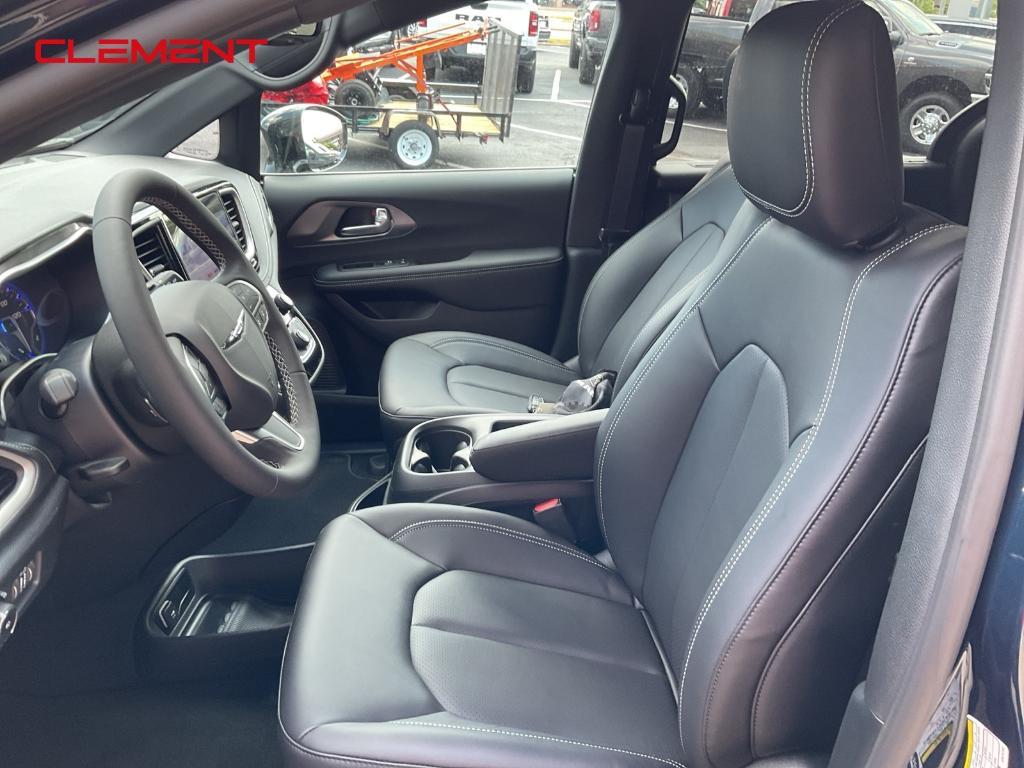 new 2025 Chrysler Pacifica car, priced at $38,287