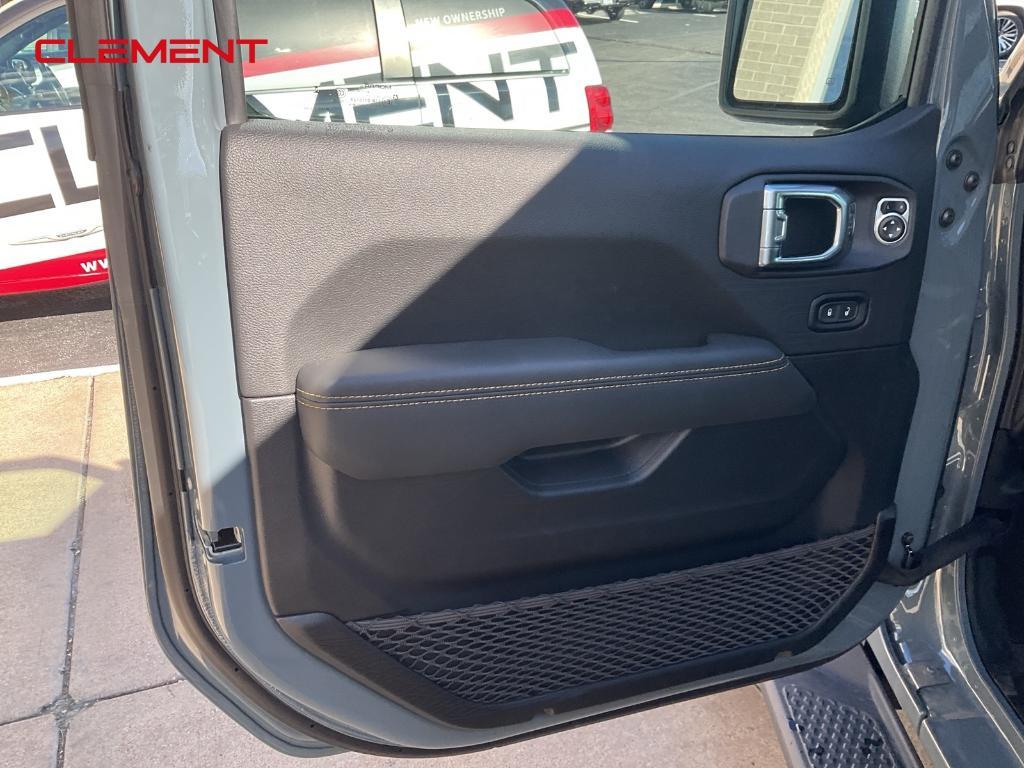 new 2025 Jeep Gladiator car, priced at $47,230