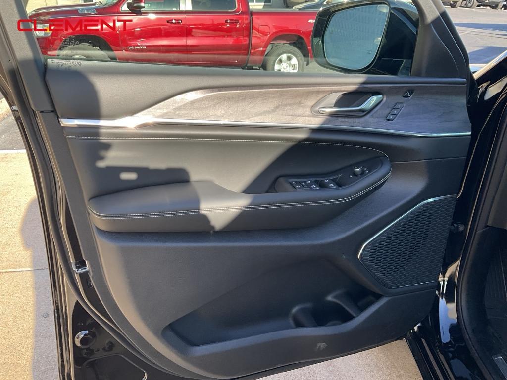 new 2025 Jeep Grand Cherokee car, priced at $54,870