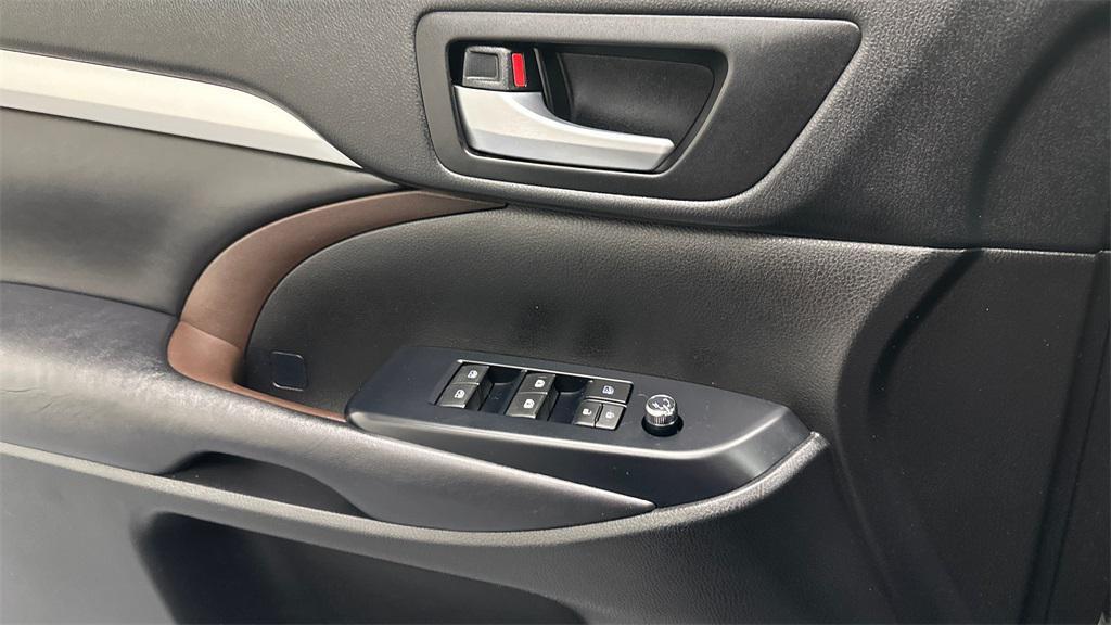 used 2018 Toyota Highlander car, priced at $24,874