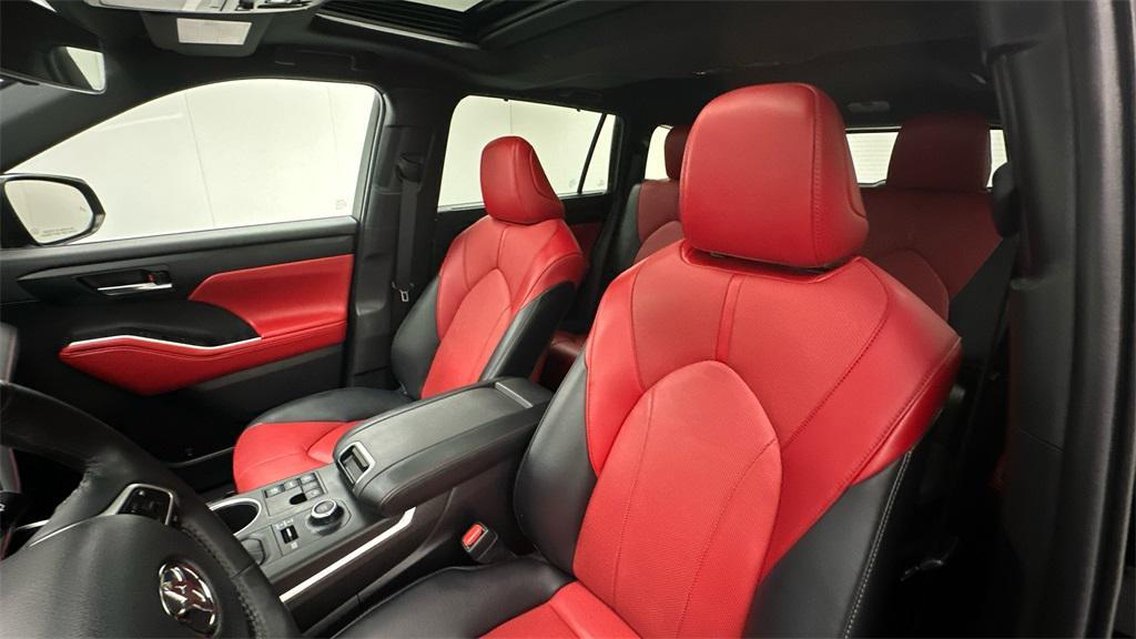 used 2023 Toyota Highlander car, priced at $40,994