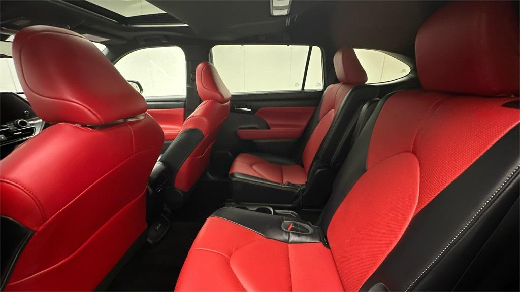 used 2023 Toyota Highlander car, priced at $40,994