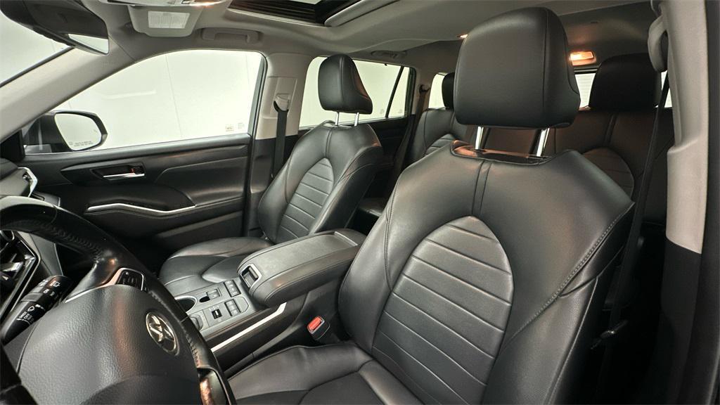 used 2020 Toyota Highlander car, priced at $30,986