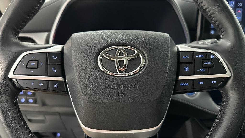 used 2022 Toyota Highlander Hybrid car, priced at $41,557