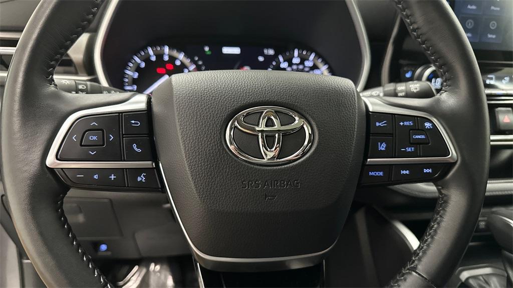 used 2021 Toyota Highlander car, priced at $35,406