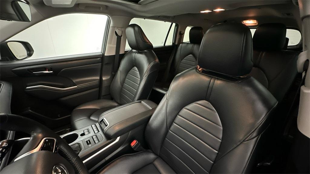 used 2022 Toyota Highlander car, priced at $42,998