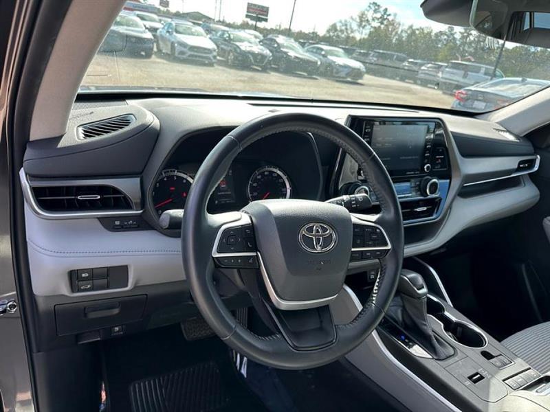 used 2022 Toyota Highlander car, priced at $28,977