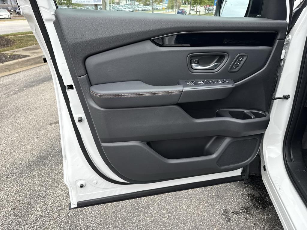 new 2025 Honda Pilot car, priced at $51,350