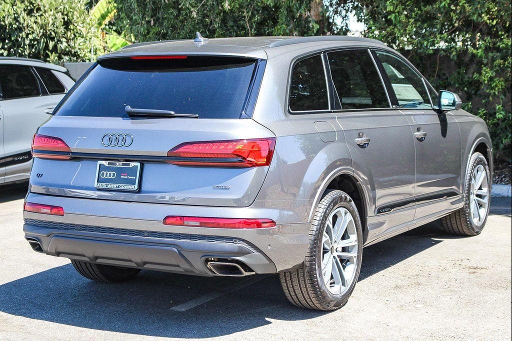 new 2025 Audi Q7 car, priced at $61,622