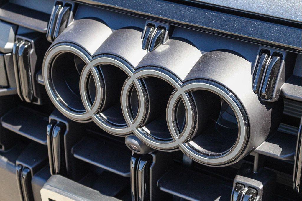 new 2025 Audi Q7 car, priced at $61,622