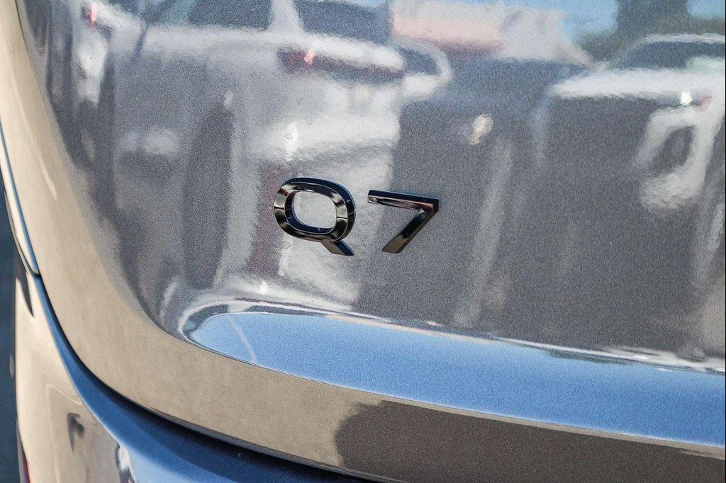 new 2025 Audi Q7 car, priced at $61,622
