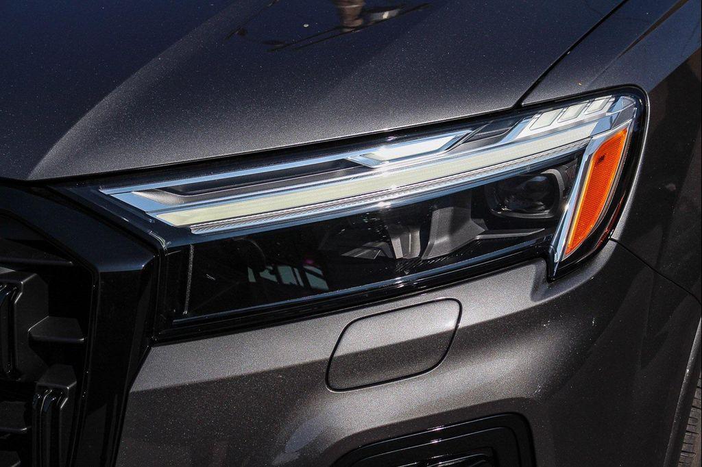 new 2025 Audi Q7 car, priced at $67,622