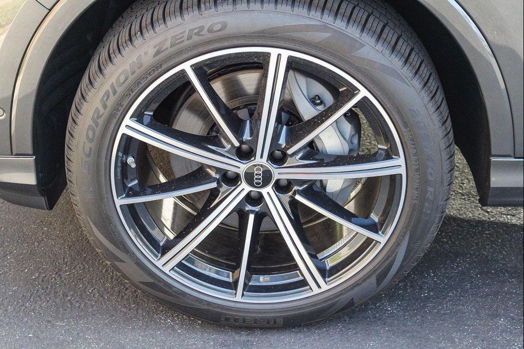 new 2025 Audi Q7 car, priced at $67,622