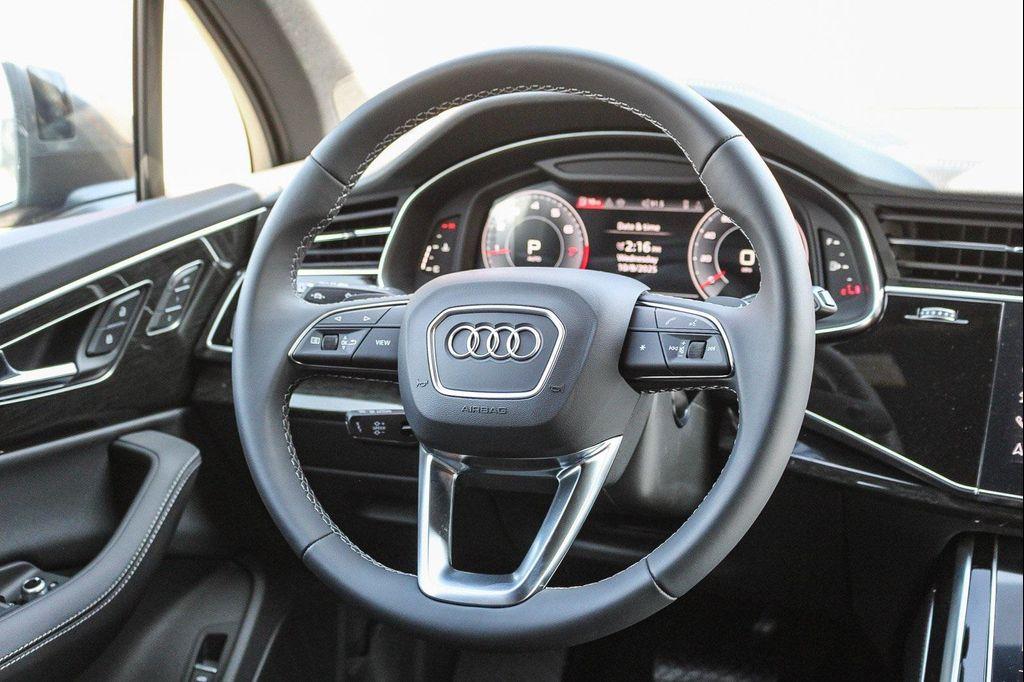 new 2025 Audi Q7 car, priced at $67,622