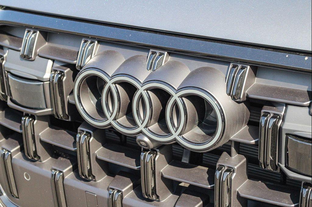 new 2025 Audi Q7 car, priced at $67,622