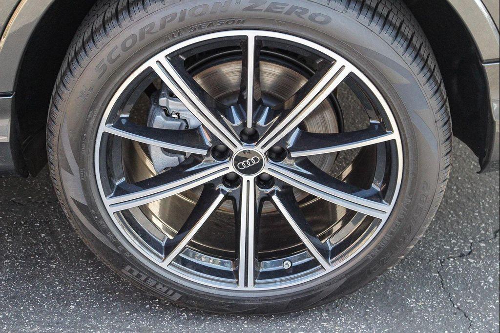 new 2025 Audi Q7 car, priced at $67,622