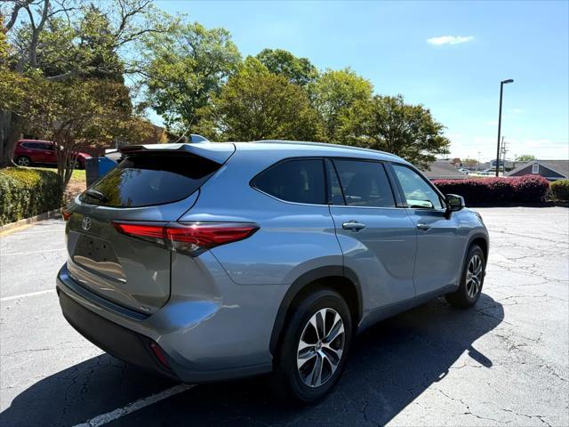 used 2022 Toyota Highlander car, priced at $39,995