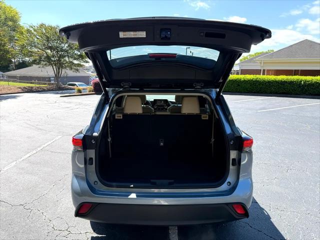 used 2022 Toyota Highlander car, priced at $39,995