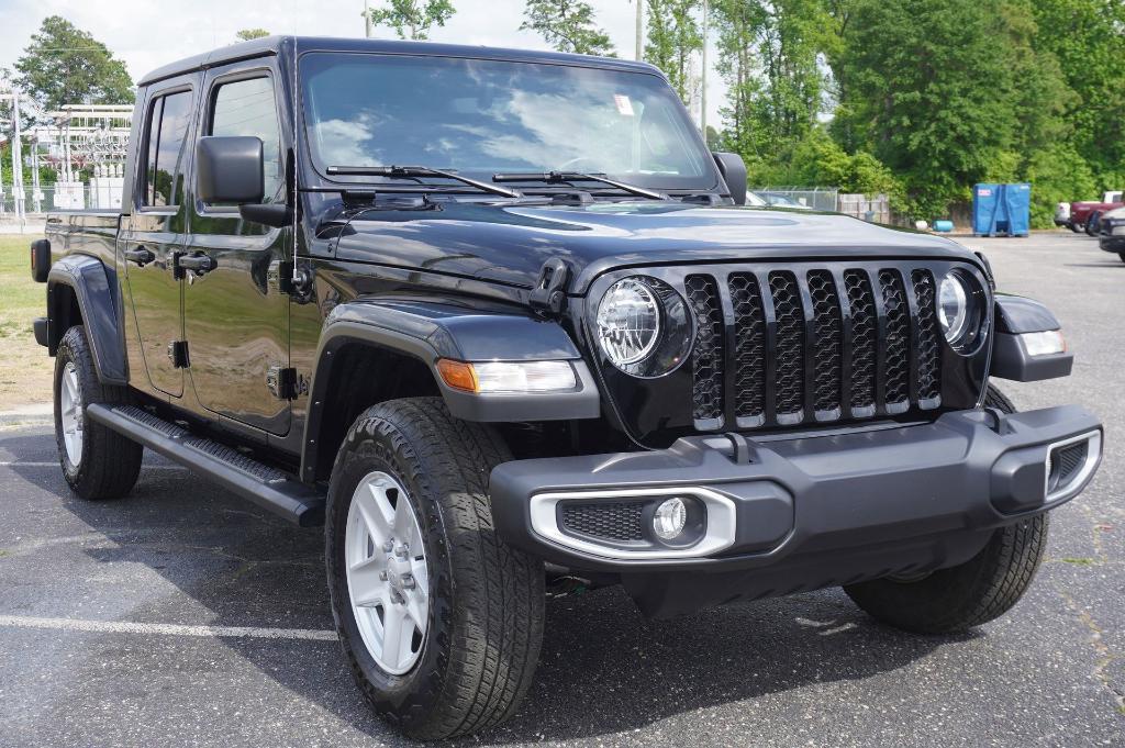 used 2022 Jeep Gladiator car, priced at $30,034