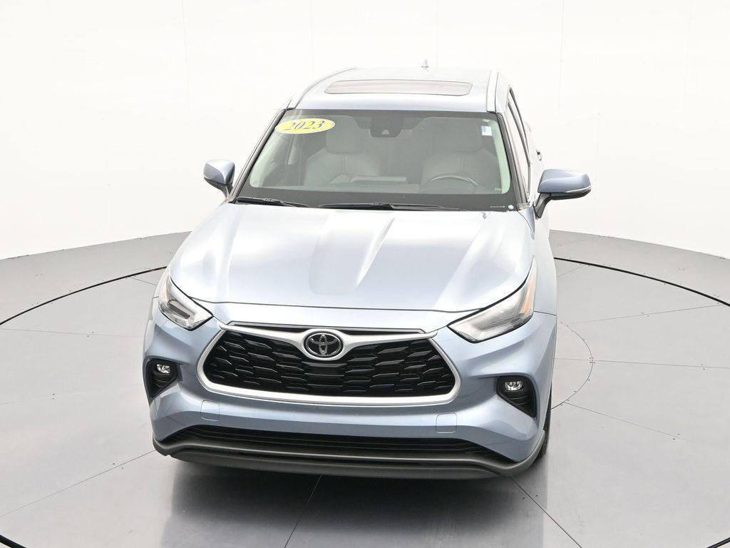 used 2023 Toyota Highlander car, priced at $33,587