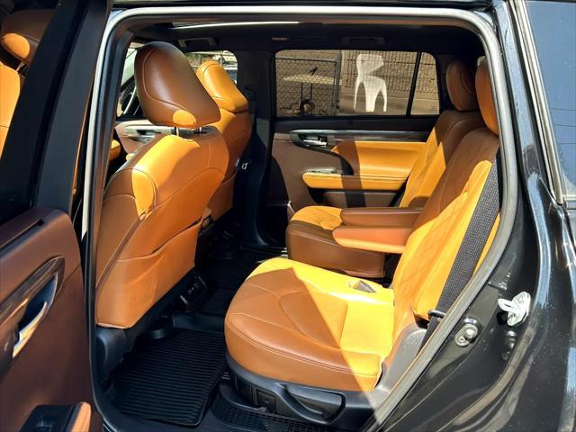 used 2021 Toyota Highlander Hybrid car, priced at $32,995