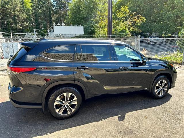 used 2022 Toyota Highlander Hybrid car, priced at $32,950