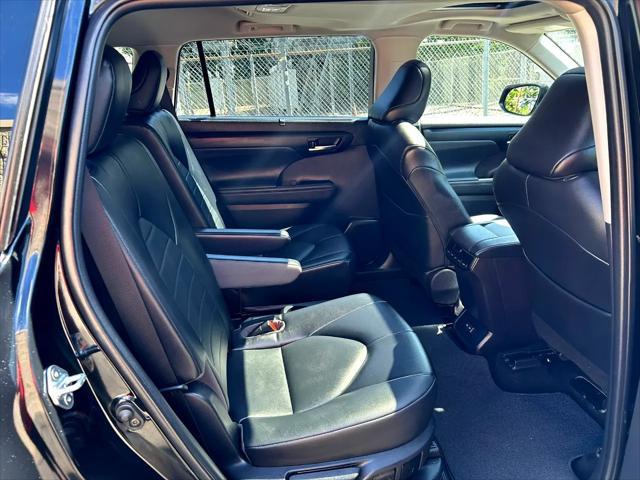 used 2022 Toyota Highlander Hybrid car, priced at $32,950