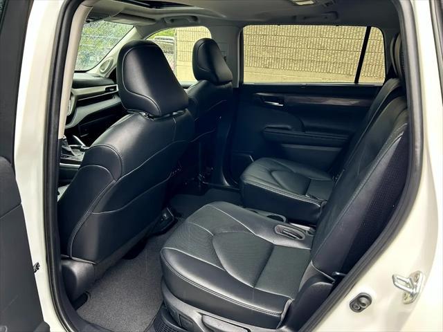 used 2020 Toyota Highlander Hybrid car, priced at $38,995