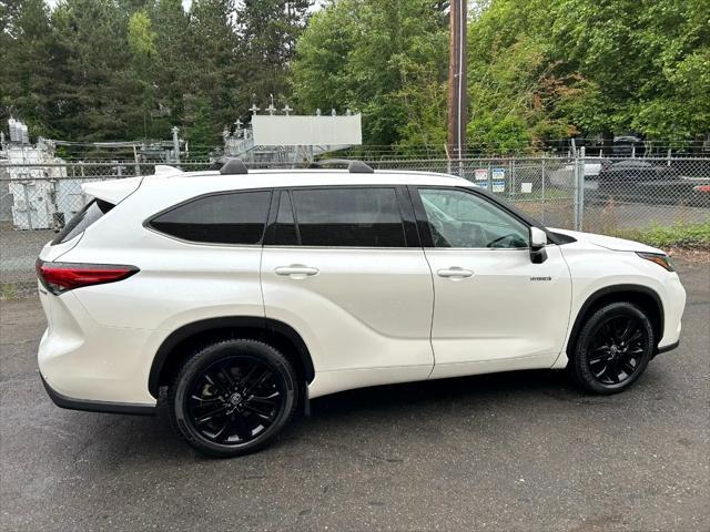 used 2020 Toyota Highlander Hybrid car, priced at $38,995