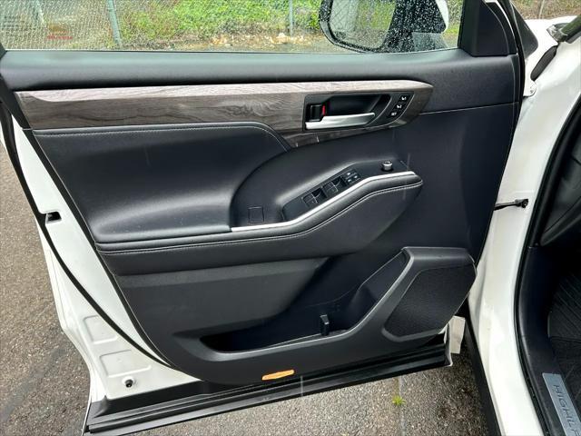 used 2020 Toyota Highlander Hybrid car, priced at $38,995
