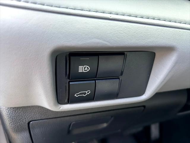 used 2020 Toyota Highlander Hybrid car, priced at $34,995
