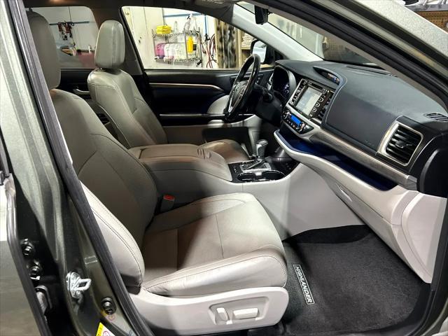 used 2017 Toyota Highlander Hybrid car, priced at $25,995