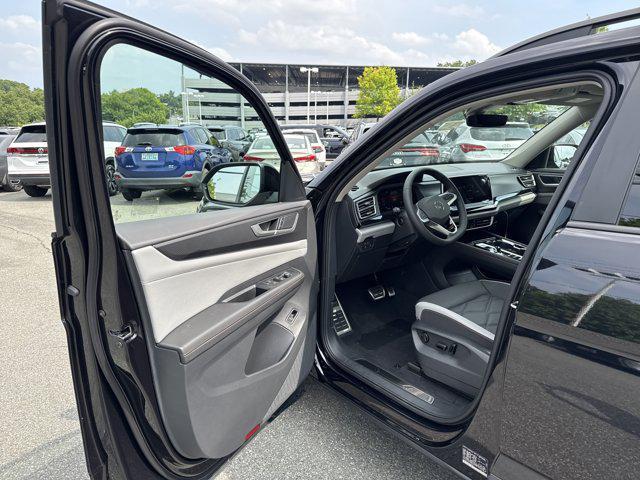 new 2025 Volkswagen Atlas car, priced at $44,013