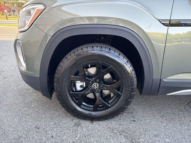 new 2025 Volkswagen Atlas car, priced at $40,464