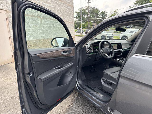 new 2025 Volkswagen Atlas car, priced at $45,861