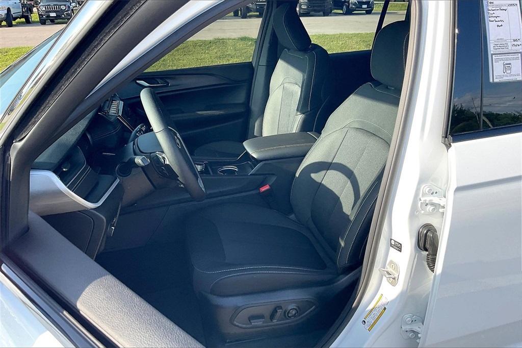 new 2025 Jeep Grand Cherokee car, priced at $41,396