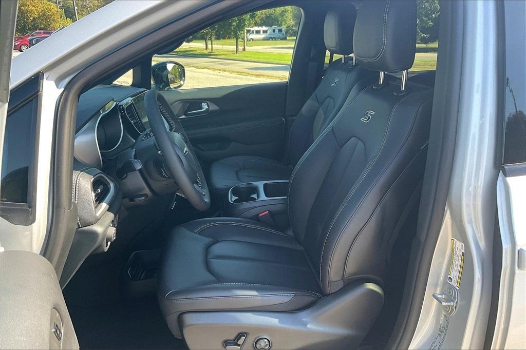 new 2026 Chrysler Pacifica car, priced at $45,304