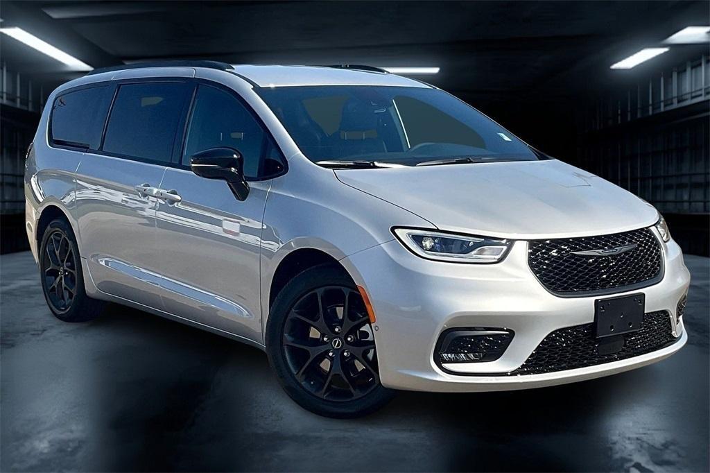 new 2026 Chrysler Pacifica car, priced at $45,304