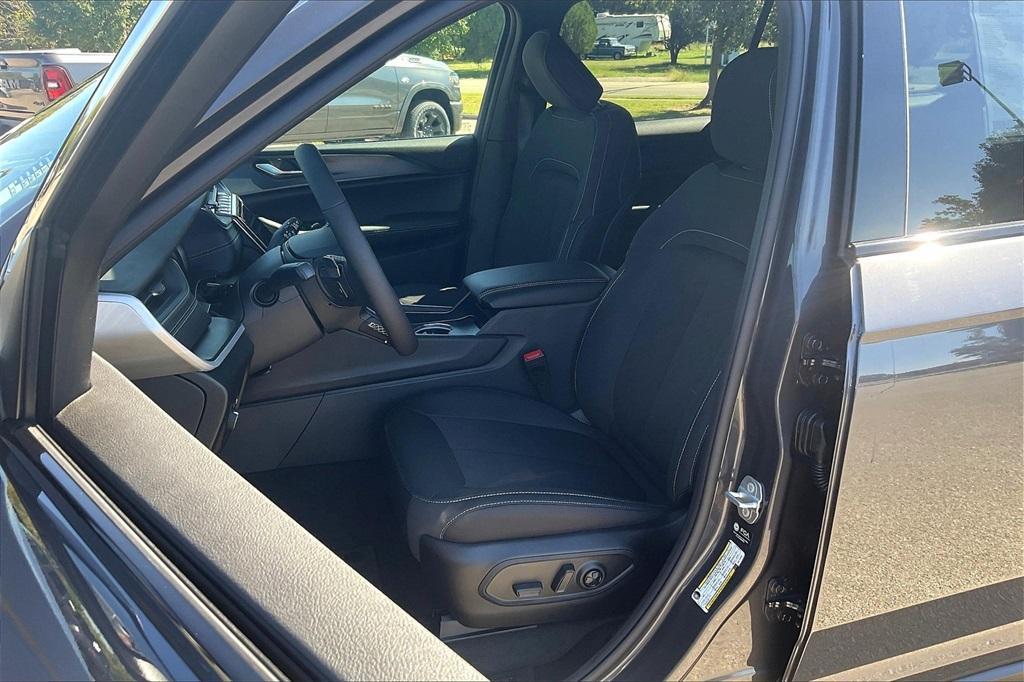 new 2025 Jeep Grand Cherokee L car, priced at $39,254