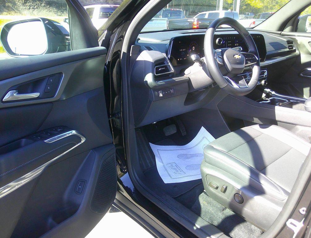 used 2025 Chevrolet Traverse car, priced at $38,975