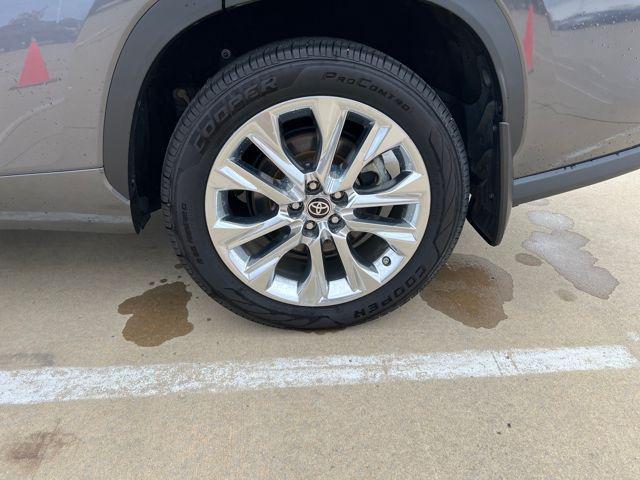 used 2023 Toyota Highlander car, priced at $35,933