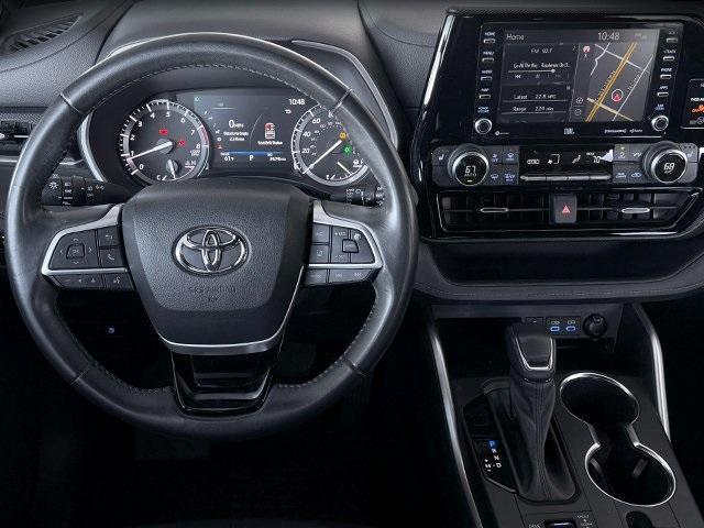 used 2022 Toyota Highlander car, priced at $38,213