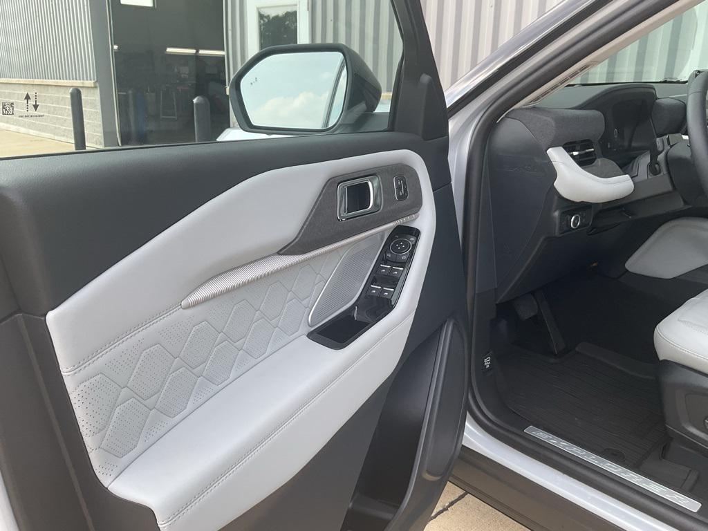 new 2025 Ford Explorer car, priced at $59,378