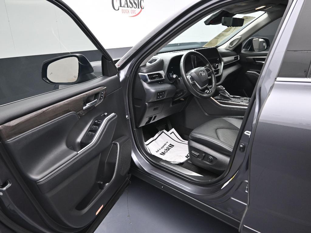 used 2023 Toyota Highlander car, priced at $40,619
