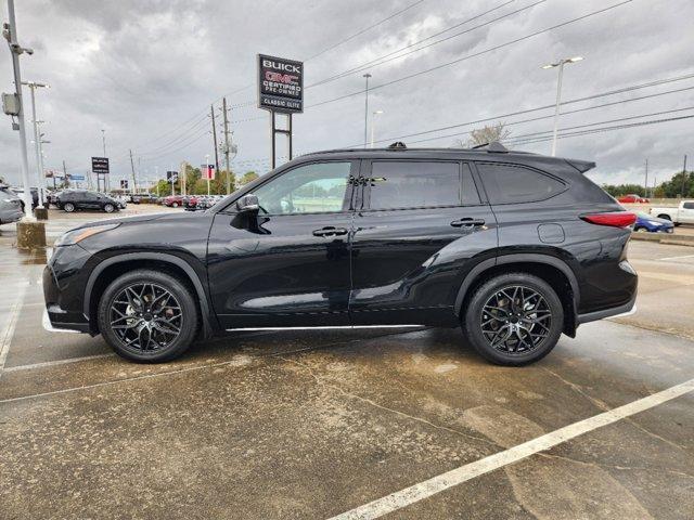 used 2023 Toyota Highlander car, priced at $38,299