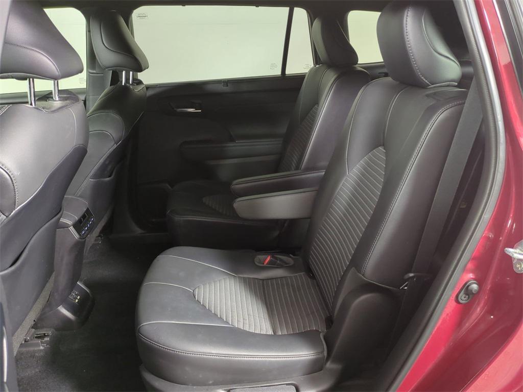 used 2021 Toyota Highlander car, priced at $32,407