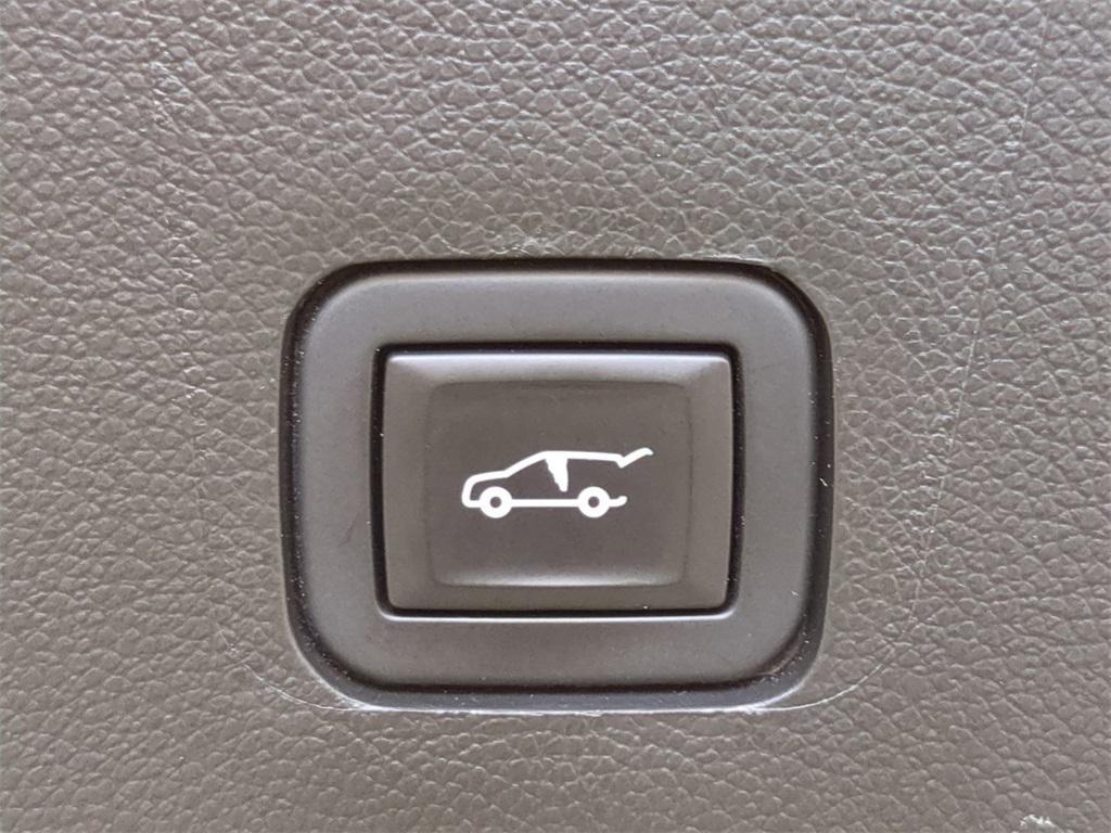 used 2020 Chevrolet Traverse car, priced at $31,306