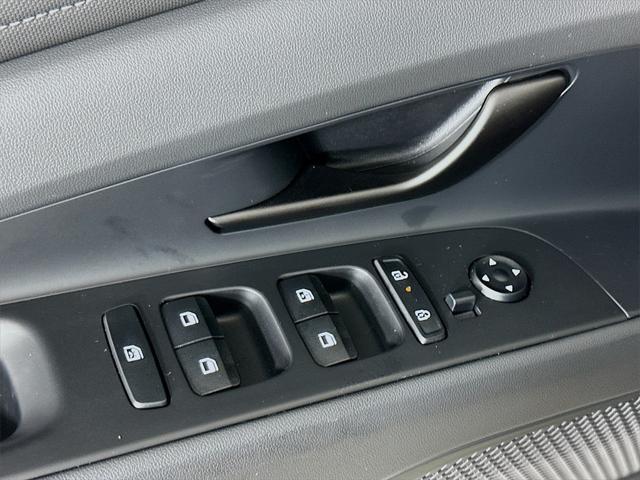 new 2025 Hyundai Elantra car, priced at $27,278