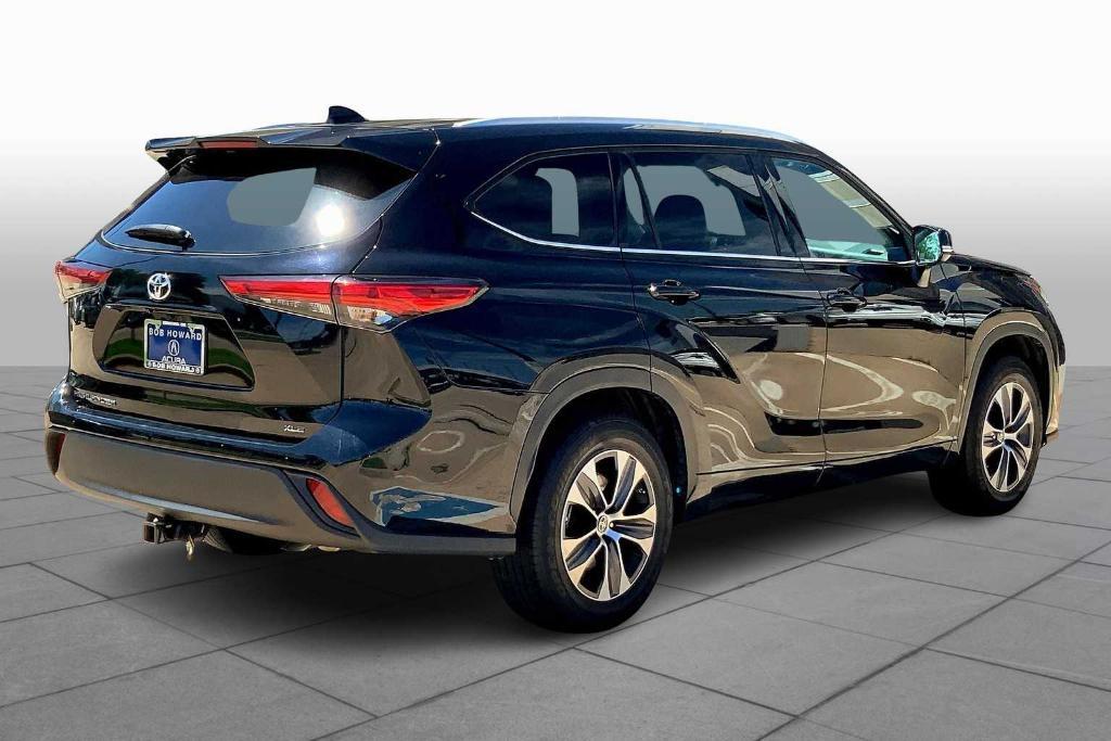used 2022 Toyota Highlander car, priced at $35,716